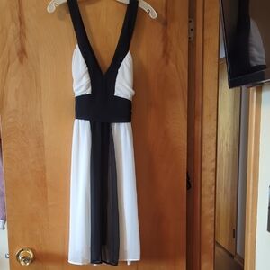 Connected Apparel Black and White Sheath Dress V-Neck Sleeveless